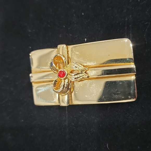 AAI signed Gift with a Bow Goldtone Brooch with Red Rhinestone - Picture 1 of 3